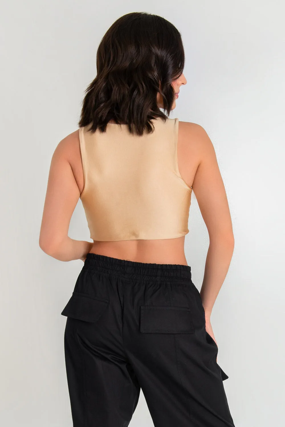 Crop top satinado sin mangas bajo curveado